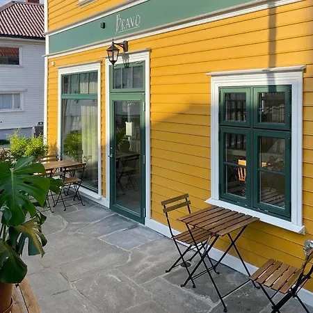 The Yellow House Nr12 By Berti's Apartman *